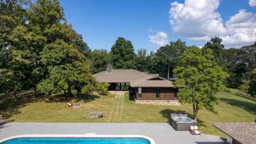 New Market House | Amber Lodge by AvantStay Pool Firepit Sauna