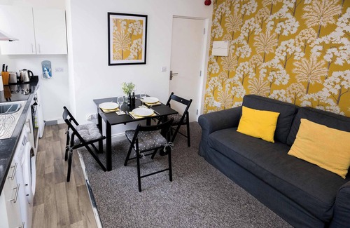 Moseley Apartment | Amber Suite Moseley Birmingham StayStaycations