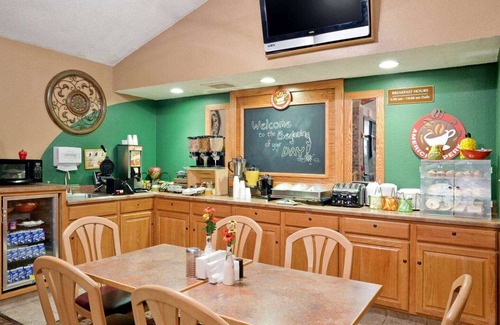 Charlevoix Hotel | AmericInn by Wyndham Charlevoix