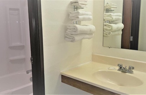 Avon Hotel | AmeriVu Inn & Suites-Avon