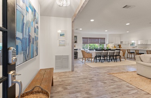 East Beach House | AmoroSEA, in the heart of East Beach with Pool, sleeps 13