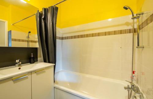 Vigneux-sur-Seine Apartment | Amour & Romance l Jacuzzi XXL l Table de massage