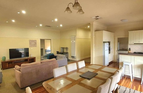 East Albury House | Ampleforth East- spacious and stunning, parking and wifi! - Spacious four bedroom home