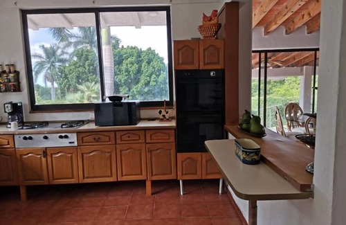 Cuernavaca House | Amplia casa sola, con alberca y amenidades privadas, todos los servicios.