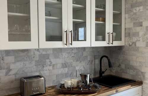 Hood Cottage | An elegantly appointed house tucked in the Virginia Mountainside.