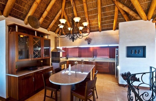 Wilderness House | An exclusive and vast four bedroom/four bathroom house on the beach front