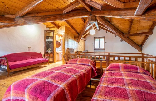 Loco House | An incredibly charming cottage with lots of character awaits you in this small village.