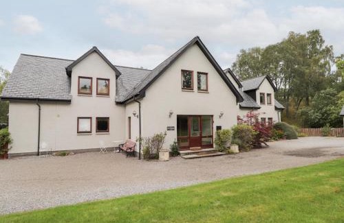 Newtonmore House | An Torr