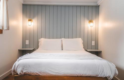 Greilickville Hotel | Anchor Inn