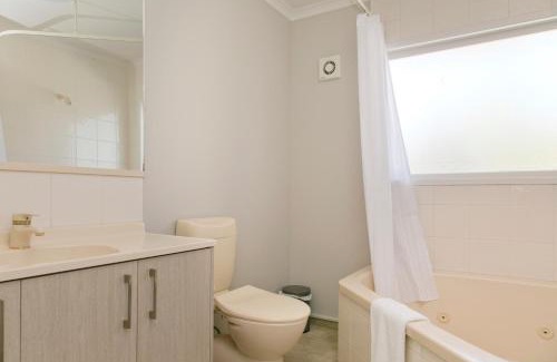 Two Mile Bay Hotel | Anchorage Resort Taupo NZ