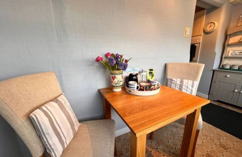Blue Anchor Apartment | Anchors Away, Seaside Apartment with Sea Views, pet friendly.
