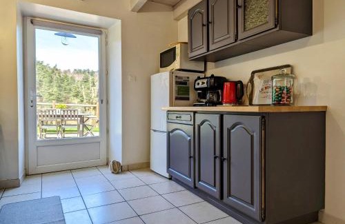 Saint-Prejet-d'Allier House | Ancienne ferme rénovée avec jardin privé, poêle à bois et terrasse - FR-1-582-44