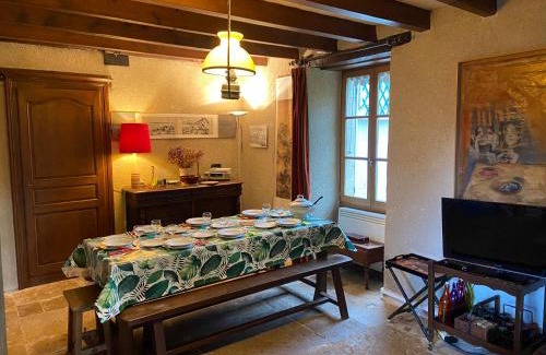 Jailly-les-Moulins House | Ancienne ferme Bourguignonne en bord de rivière, grand terrain arboré, et clos