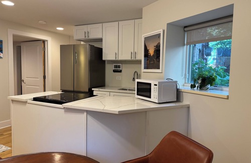 Andersonville Apartment | Andersonville 2BR Garden Apt, Parking + Steps to Transit & Shops