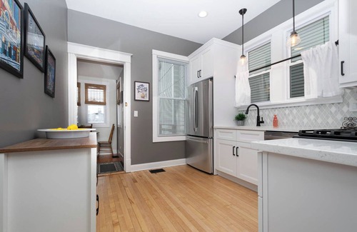 Ravenswood House | Andersonville Charming 3 Bedroom/2 Bath House with Family Room plus Yard & Patio