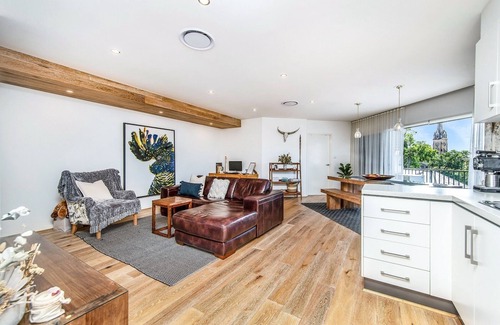 Cooks Hill House | Andy and Anna's Weekend Hideaway