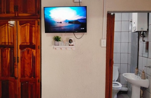 Kempton Park House | Aneiwa airport lodge