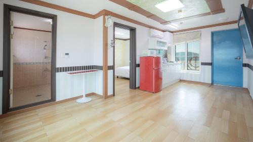 Nam House | Anmyeondo Bbalgang Pension