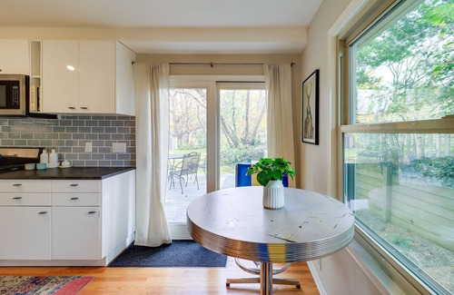 Ann Arbor House | Ann Arbor Home w/Deck, 2 Mi to Michigan Stadium!