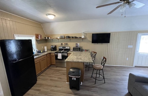 Hattiesburg Cottage | Anna Kay's Lake Chalet