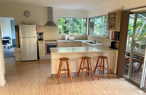 Elizabeth Beach House | Annabelles Beach House: A/C Wifi Disney+ Indoor-Outdoor Living @ Lake and Ocean