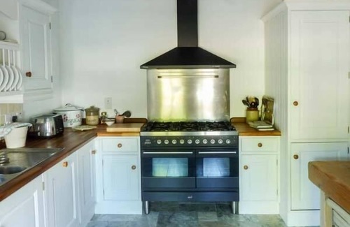 Inishmacatreer Cottage | ANNIE'S COTTAGE, family friendly in Belcarra, County Mayo