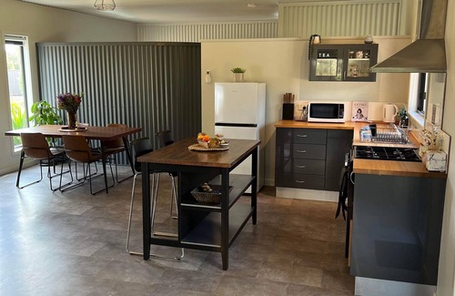 Penshurst Bed & Breakfast | Annie's on Ti Tree- Country Bush Private, Unique Hideaway