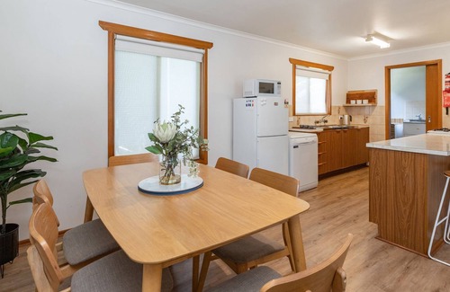 Smiths Lake House | Ansett Cottage set in the serene charm of Smiths Lake