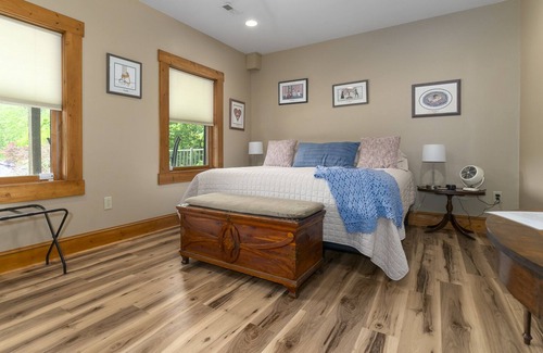 Roanoke Bed & Breakfast | Anstead Suite - Mountain VIew