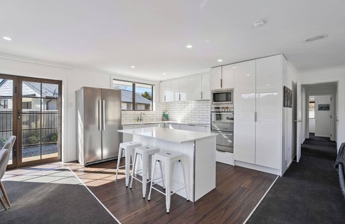 Lowburn House | Antimony Retreat - Cromwell Holiday Home