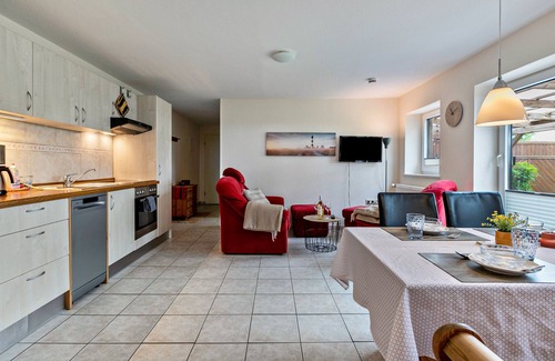 Friedrich-Wilhelm-Luebke-Koog Apartment | Apartment 'Ferienwohnung Seehund' with Shared Garden, covered terrace and Wi-Fi