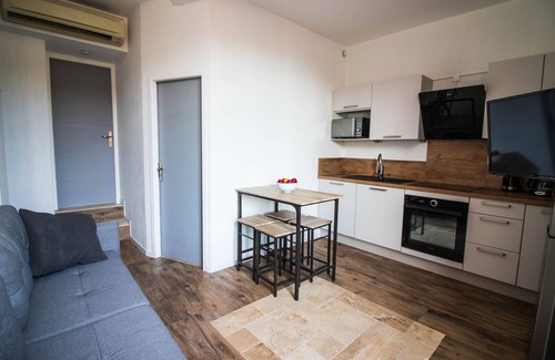 Saint-Paul-Trois-Chateaux Apartment | Apartment-Superior-Private Bathroom-Landmark view-L'Industriel