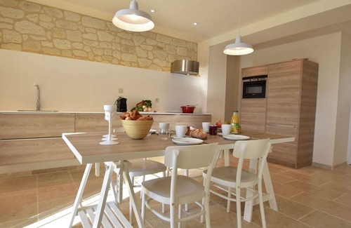 Villeseque-des-Corbieres Apartment | Apartment in Villesèque with Pool and Garden