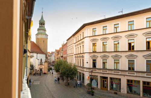 Jelenia Gora Apartment | Apartament 1886 - doba do 14-00 - w ścisłym centrum z widokiem na Majówkę - by Space Apart