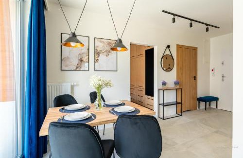 Bierutowice Apartment | Apartament Golden Hour z widokiem na Śnieżkę, 2 sypialnie, klimatyzacja, obok aquaparku, blisko do Wang by Apartamenty w Karkonoszach