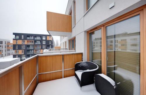 Brynow Apartment | Apartament Seven Heaven, duże łóżko, kominek w salonie, parking w cenie