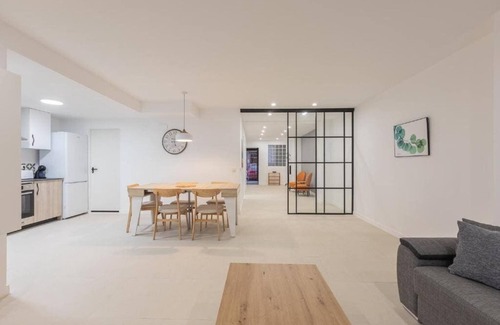 Valencia City Centre Apartment | Apartamento 5 Pax, 2 Rooms, 2 Baths, AC, Wifi, Patio