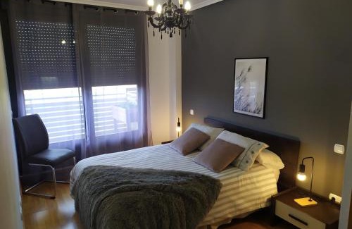 Logrono Apartment | Apartamento Medrano PISCINA AIRE ACONDICIONADO terraza y 5 minutos del centro en coche ideal para mascotas