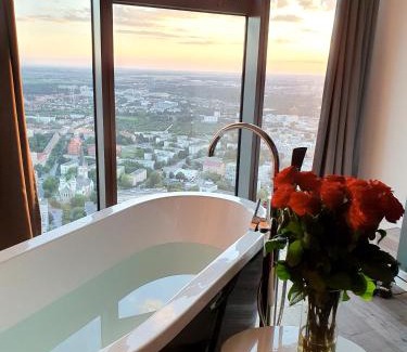 Krzyki Apartment | Apartamenty Sky Tower z Jakuzzi Przy Oknie