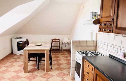 Orech Apartment | Apartmán se zahradou 20 minut do centra Prahy