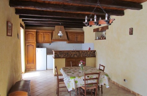 Saint-Crepin-et-Carlucet Apartment | Apartment in stone house