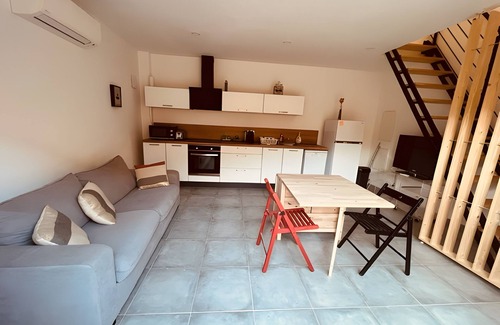 Saint-Genies-de-Fontedit Apartment | Apartment 'Le Poulailler D'alice' with Private Terrace, Wi-Fi and Air Conditioning