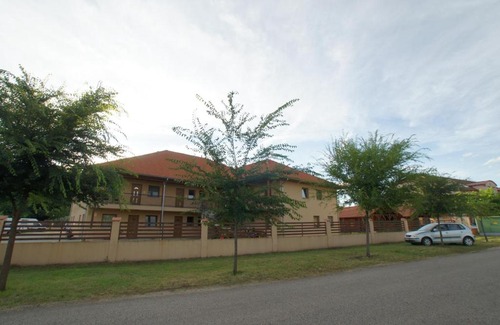 Cserkeszolo Apartment | Apartman Garden