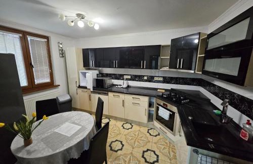 Povazska Bystrica Apartment | APARTMAN WOLF Luxusné priestranné ubytovanie s Výhľadom na hory s Bezplatným Parkovaním Veľkou plochou TV Rýchlym Optickým Internetom Priamo v PB Tichá lokalita Všetko na blízku Vhodné pre Rodinu Skupinu Pracovné cesty aj Turistiku Plne vybavená Kuchyňa
