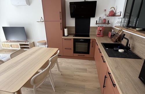 Saint-Paul-Trois-Chateaux Apartment | Apartment-Classic-Ensuite with Shower