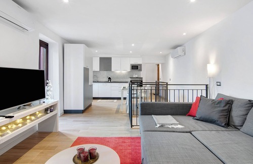 Oria Apartment | Apartment 'Fogazzaro Lake View' with Lake View, Wi-Fi and Air Conditioning