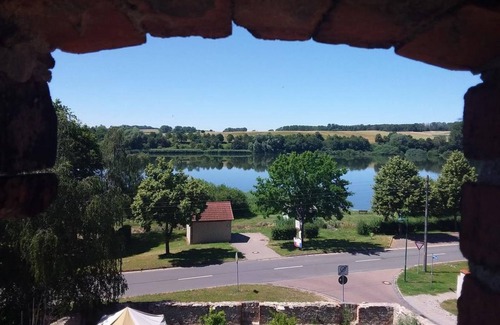 Seehausen Apartment | Apartment with lake view/guest apartment 12 km from Motorsportarena Oschersleben