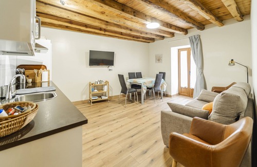 San Martin de Rubiales Apartment | Apartment 'Tierra' with Shared Garden, Balcony and Wi-Fi