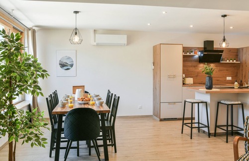 Saint-Pierre-d'Albigny Apartment | Apartment 'Entre Cimes Et Vignes - Clim Wifi' with Mountain View, Wi-Fi and Air Conditioning