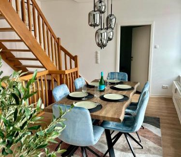 Neumuenster Apartment | Apartment über 3-Etagen genau im Zentrum!